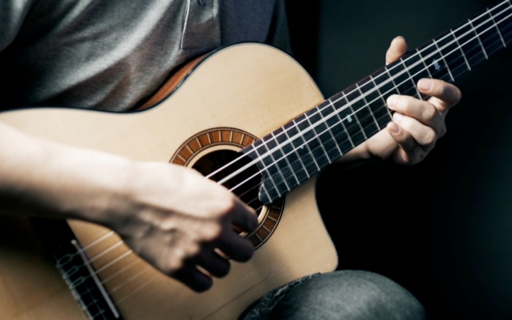 民谣吉他、电吉他和古典吉他学哪个？