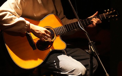恩雅悄悄发布了一款OMC面背单吉他 V1